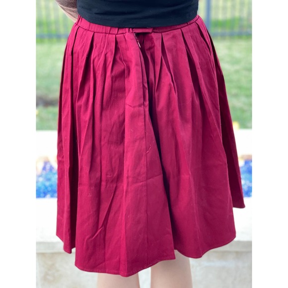 Red pleated knee length skirt W-Medium - Picture 3 of 4